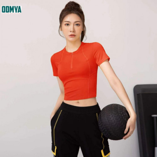 Short half-zip sports sleeve with exposed navel