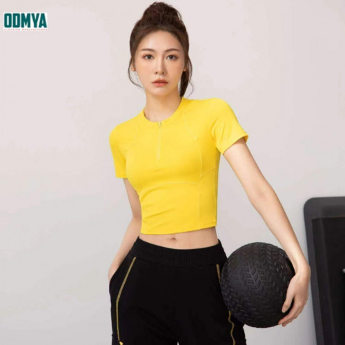 Short half-zip sports sleeve with exposed navel